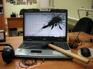Физическое воздействие на ноутбук (удар, падение)